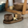 دو کاپ قهوه چوبی ساده از جنس چوب گردو در یک سینی چوبی